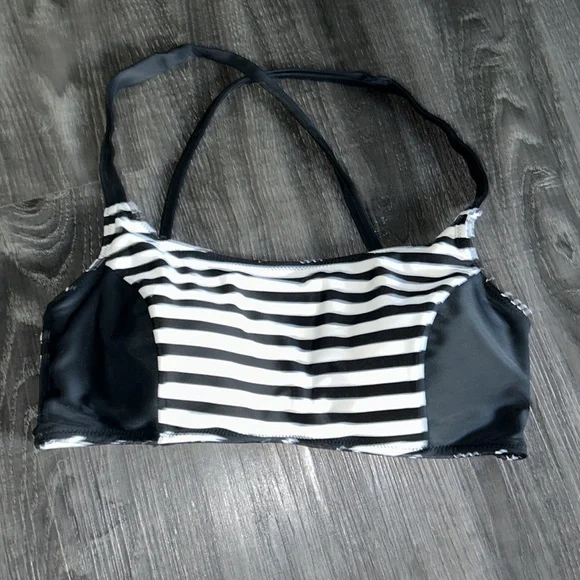 Reversible black and white bikini - Picture 5 of 8